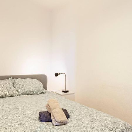 Relax In Lisbon For 4 People With Terrace And Parking Lägenhet Exteriör bild