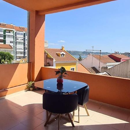 Relax In Lisbon For 4 People With Terrace And Parking Lägenhet Exteriör bild