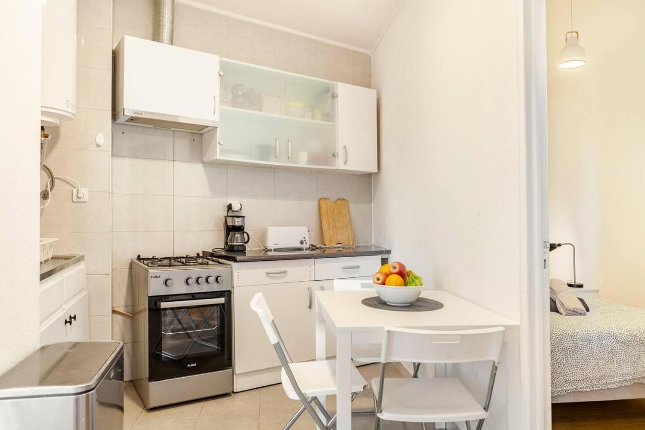 Relax In Lisbon For 4 People With Terrace And Parking Lägenhet Exteriör bild